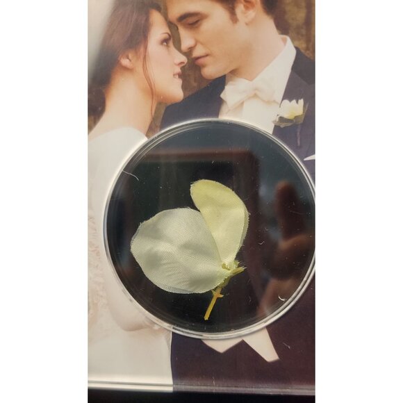Official Collectible Wedding Photo and Flower Movie Prop from Breaking Dawn Part - Picture 7 of 12